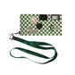Cámara desechable con aires retro a cuadros verdes y beiges con correa para colgar y el mensaje Say Cheese junto a una carita sonriente de Fisura