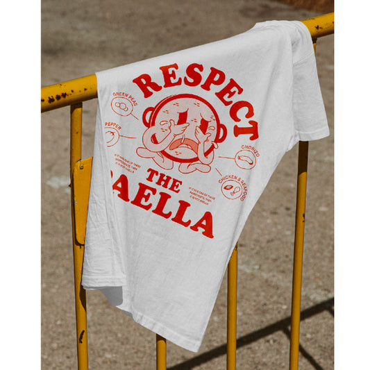 parte trasera de la camiseta respect the paella, ilustracion de una paella llorando por ingredientes erróneos