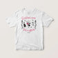 camiseta de la ilustradora maria gomez y la marca voraz con el texto Gatos, libros y vino será mi destino y un dibujo de una chica leyendo tumbada en la hierba con una copa de vino y dos gatos a su lado