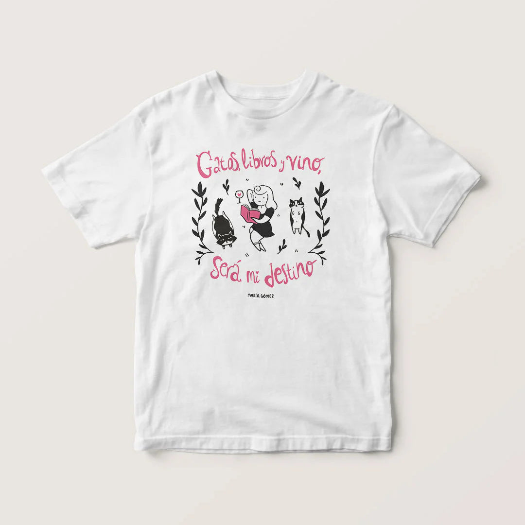 camiseta de la ilustradora maria gomez y la marca voraz con el texto Gatos, libros y vino será mi destino y un dibujo de una chica leyendo tumbada en la hierba con una copa de vino y dos gatos a su lado