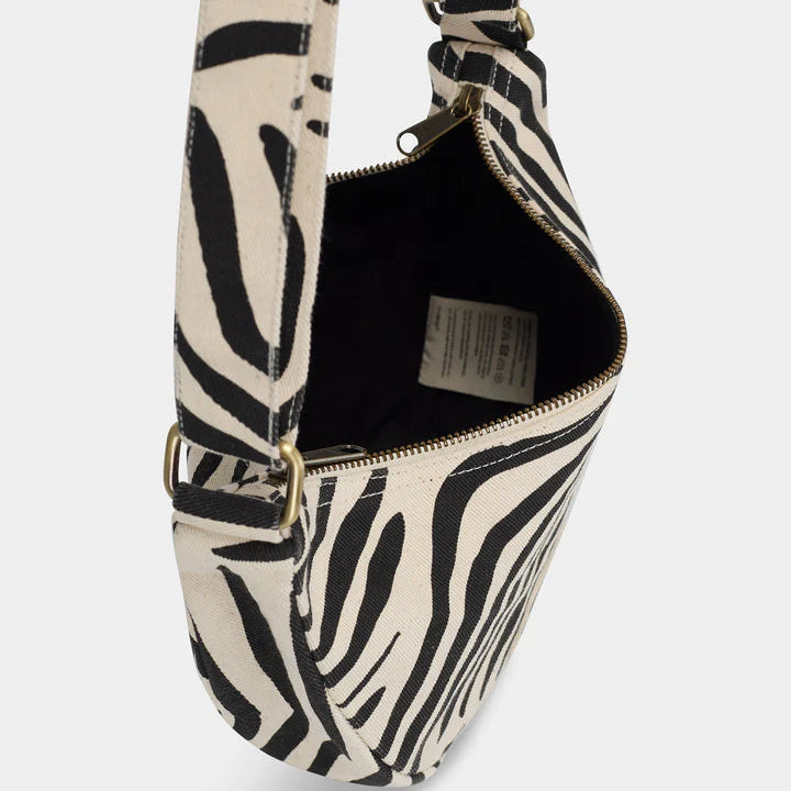parte interior del bolso Andrea de la marca Hindbag en estampado cebra y fondo crema. 
