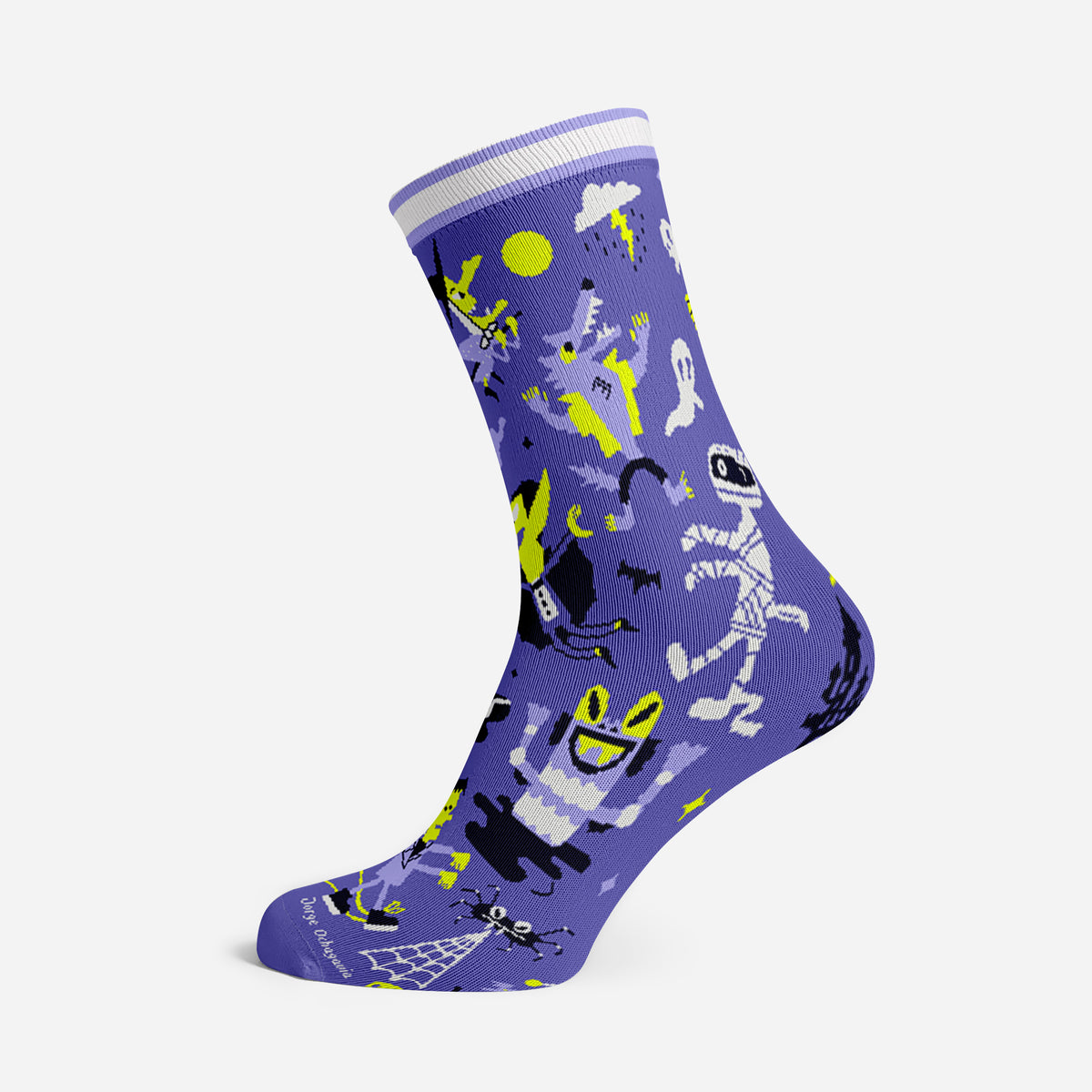 Calcetines Monsters de Cha Chá Socks en morado con monstruos, fantasmas, momias y telarañas en blanco, negro y verde lima.