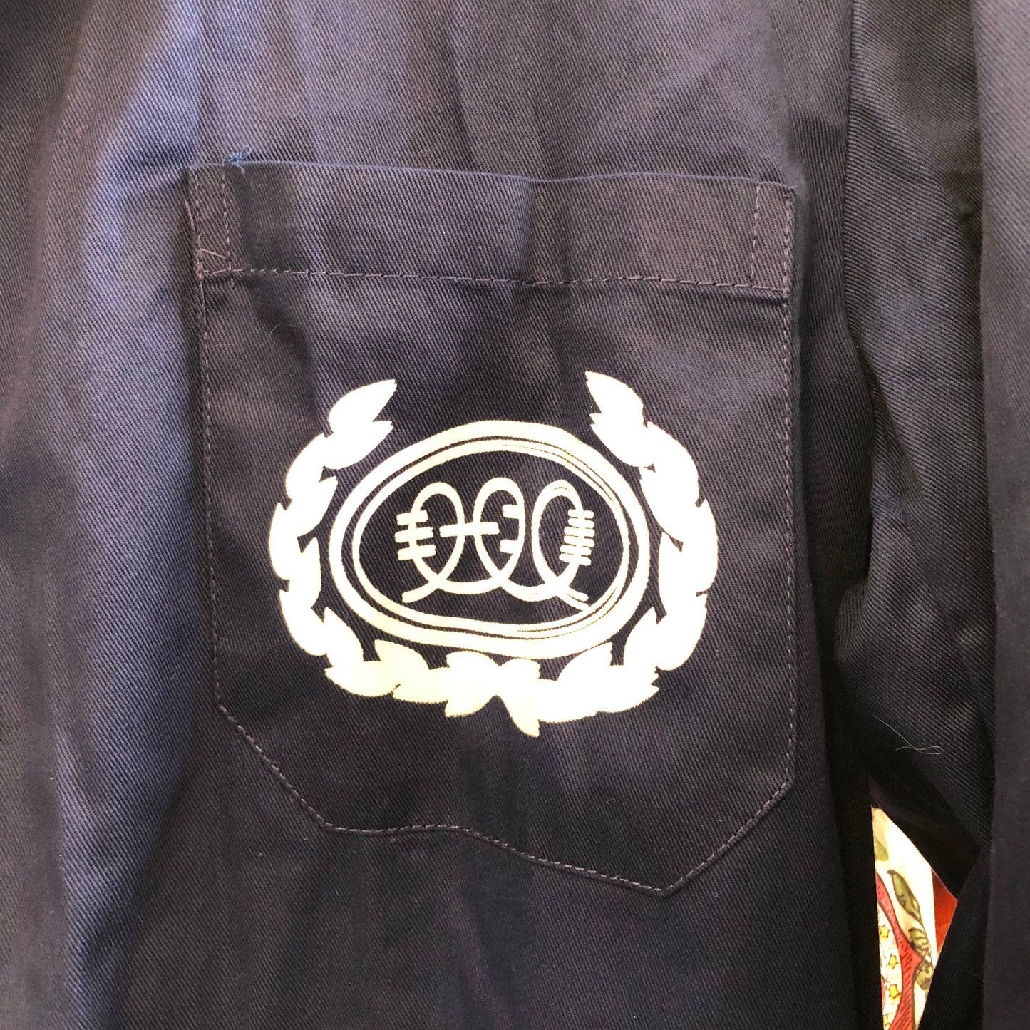 Logo estampado sobre el bolsillo de una chaqueta de trabajo vintage