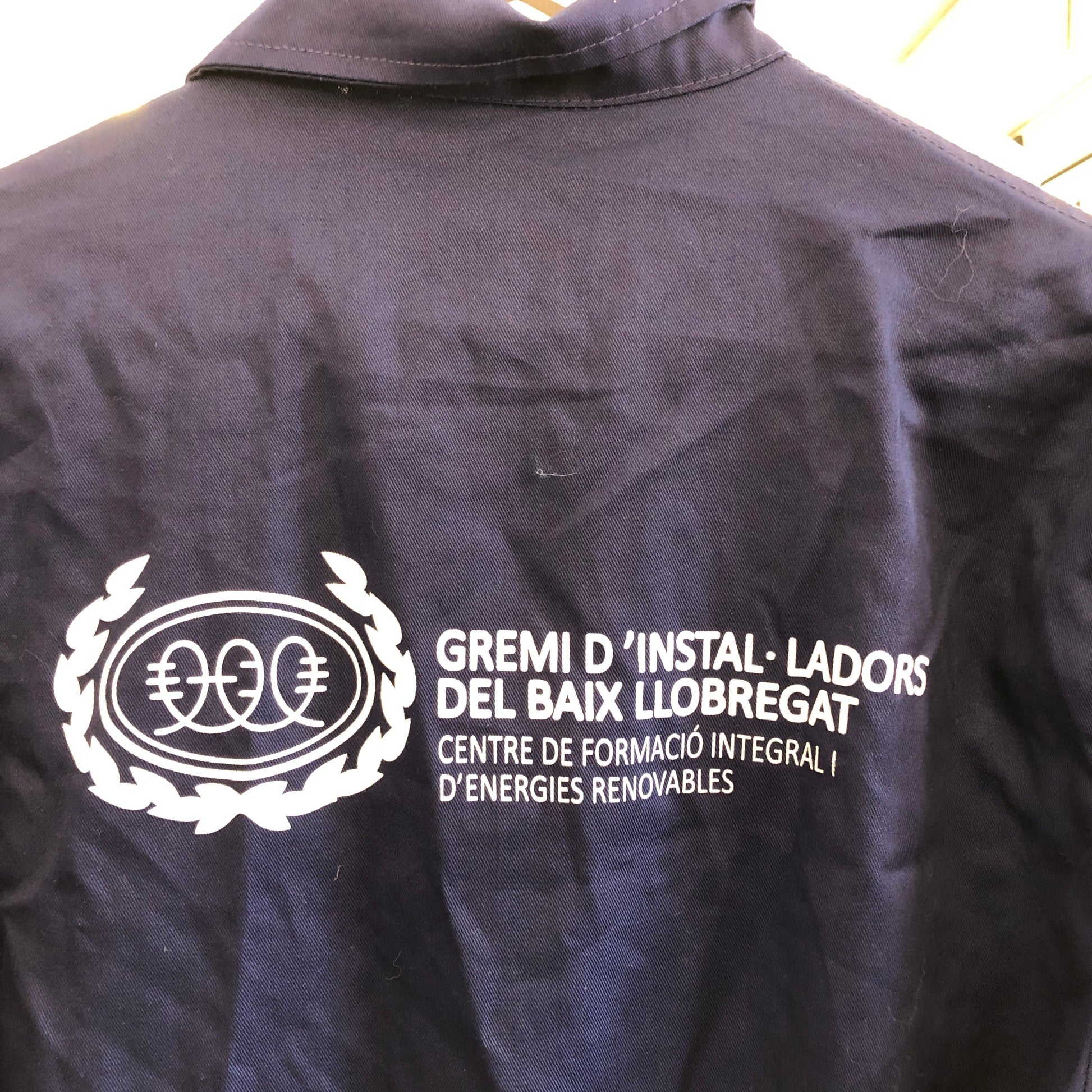 Logo estampado en la espalda de una chaqueta de trabajo vintage