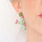 Mujer con los pendientes verdes de metacrilato con forma de chumbera con higos rosas
