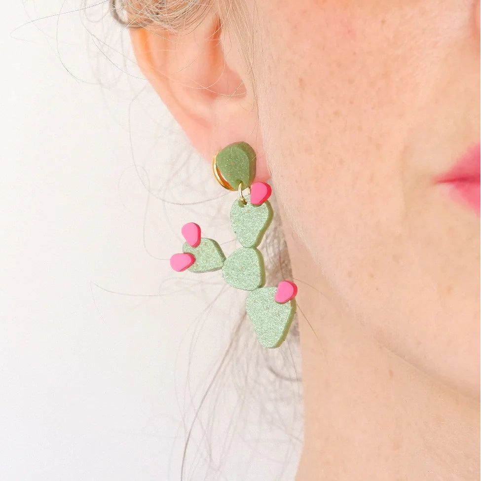 Mujer con los pendientes verdes de metacrilato con forma de chumbera con higos rosas