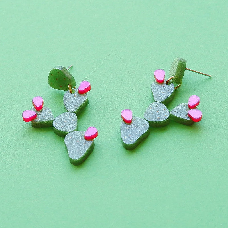 Pendientes verdes de metacrilato con forma de chumbera con higos rosas