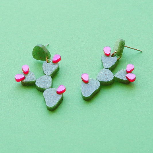 Pendientes verdes de metacrilato con forma de chumbera con higos rosas