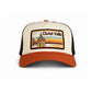 Vista frontal de gorra de Blocals con las letras Ciutat Vella València y dibujo de torre. Parte delantera blancia y visera marrón con laterales de rejilla negra.