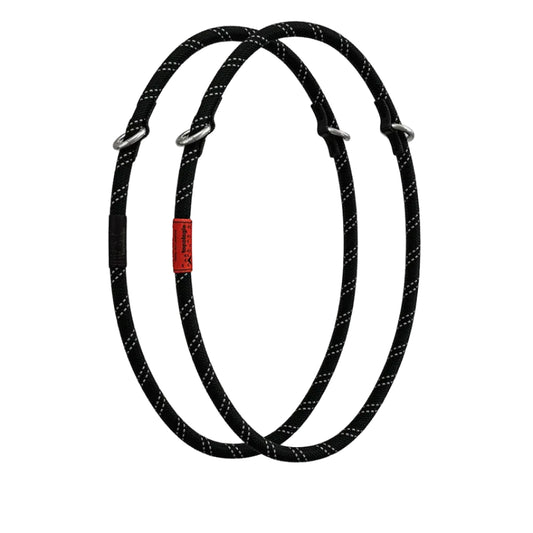 Dos correas Loop negras reflectantes de 10mm Topologie enrolladas en forma de óvalo sobre fondo blanco, con etiqueta roja de la marca y anillas metálicas