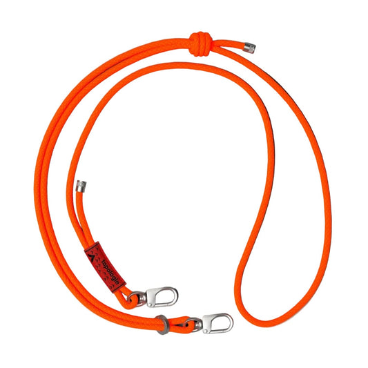 Correa de cuerda Topologie 6mm en color naranja persimon con mosquetones de acero inoxidable y etiqueta de la marca, sobre fondo blanco