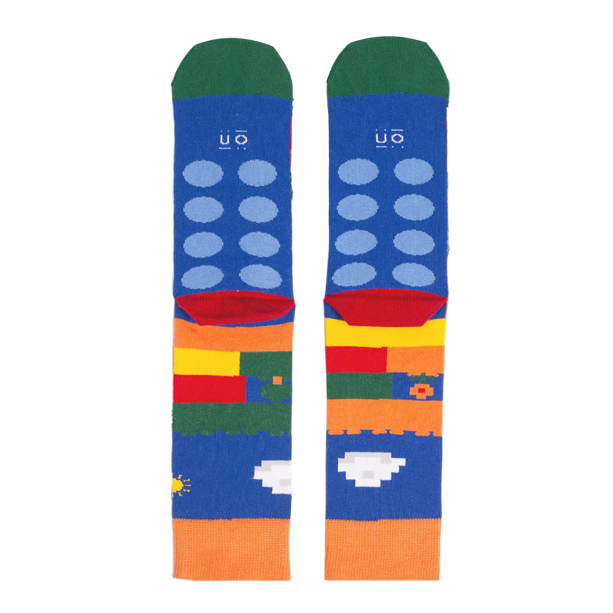 Parte de abajo de los calcetines de colores con puntera verde y el mensaje "Creativity / is your superpower" escrito en cada pie