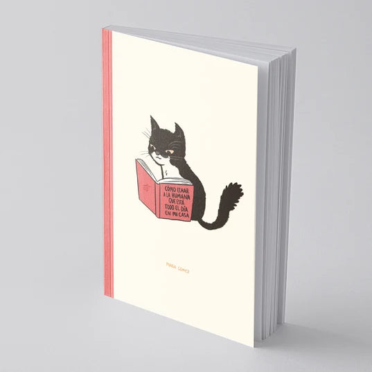 cuaderno encolado con un gato leyendo un libro con el título "cómo echar a la humana que está todo el día en mi casa"