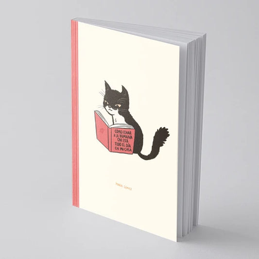 cuaderno encolado con un gato leyendo un libro con el título "cómo echar a la humana que está todo el día en mi casa"