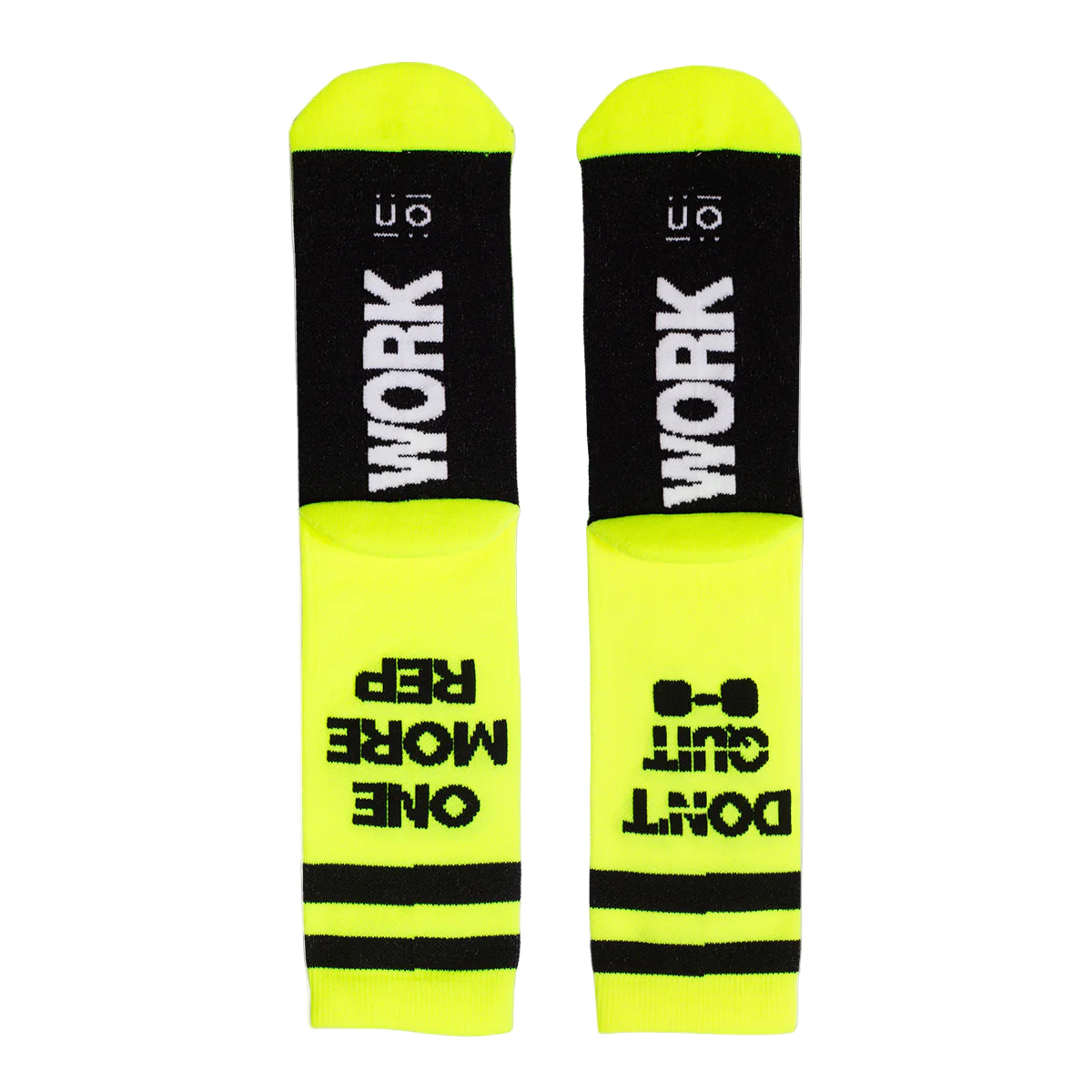 Parte de abajo de los calcetines deportivos con el mensaje "Calcetines para darlo todo" en amarillo fosforito con los mensajes Work en la planta y don't quit one more rep