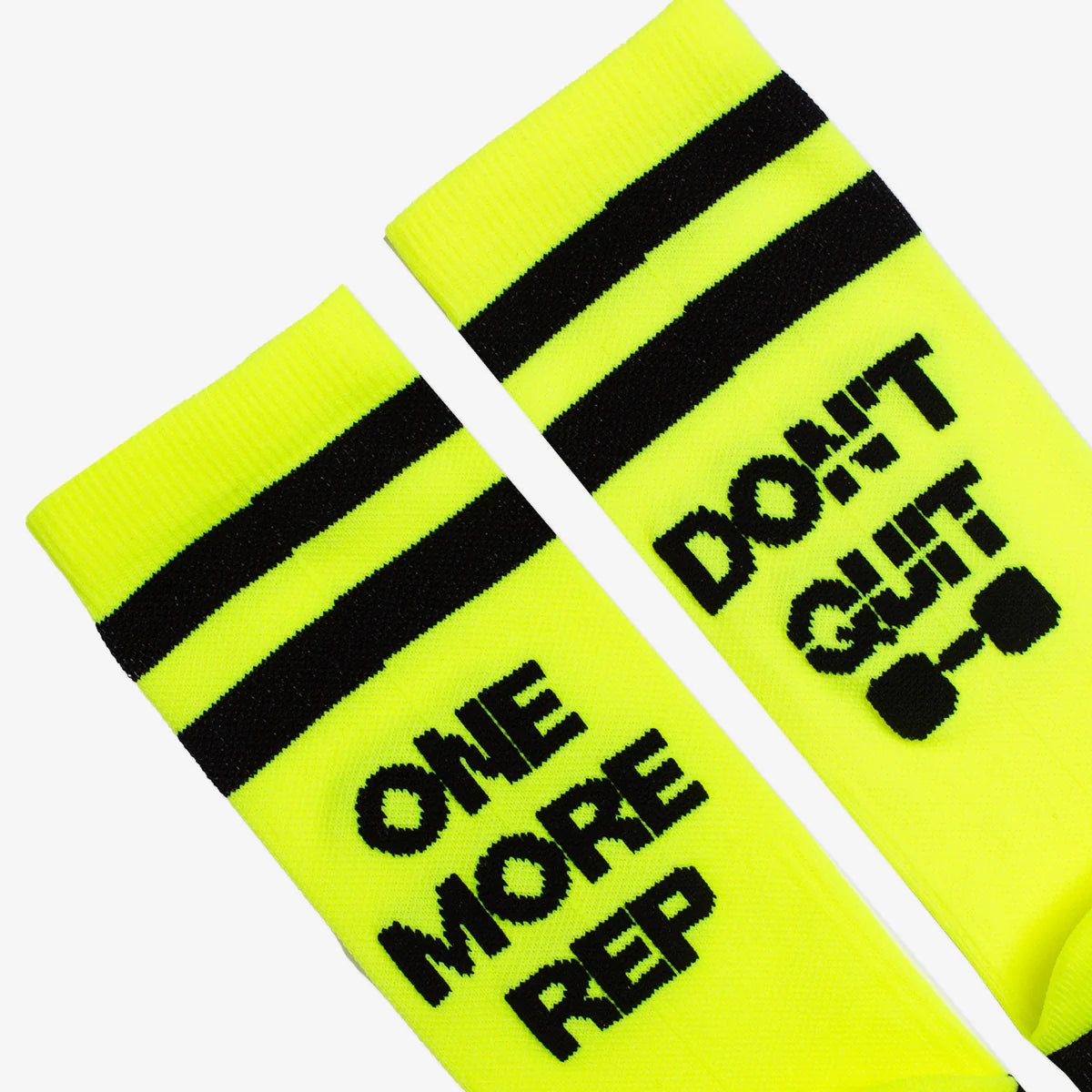 Calcetines deportivos con el mensaje "One more rep don't quit" en amarillo fosforito