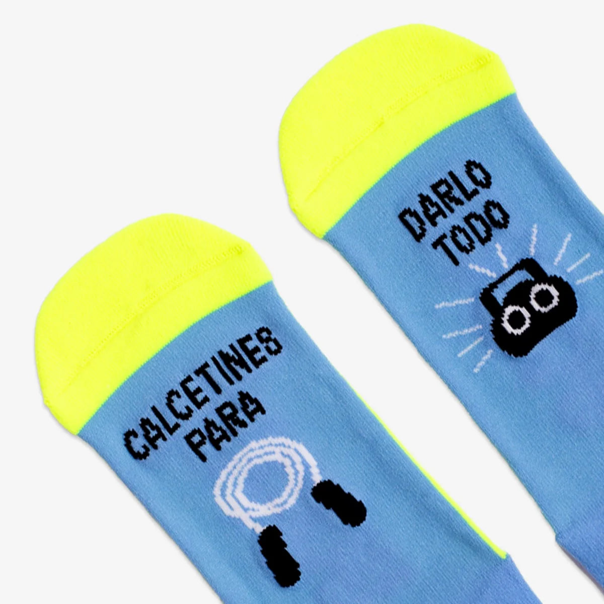Calcetines deportivos azules y amarillo fosforito con el mensaje "Calcetines para darlo todo" 