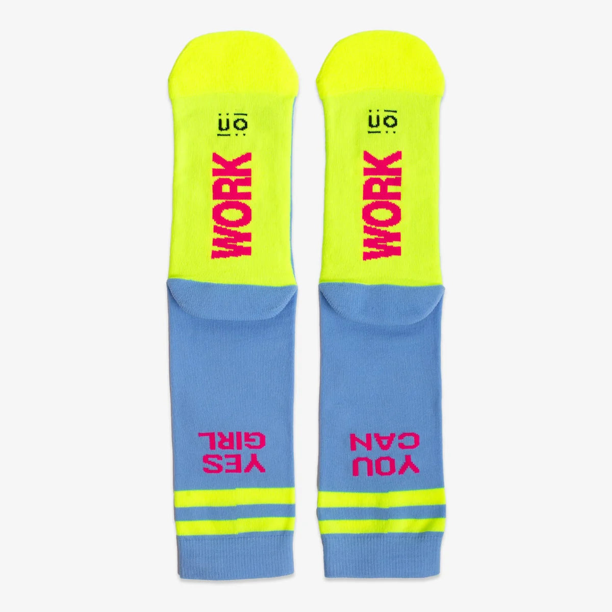 Calcetines deportivos azules con el mensaje "Calcetines para darlo todo" work en la planta y yes girl you can