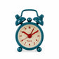 Reloj despertador retro azul con manecillas rojas