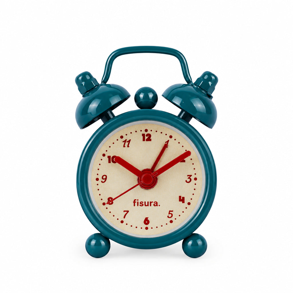 Reloj despertador retro azul con manecillas rojas
