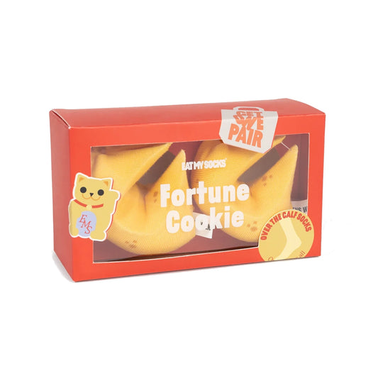 Calcetines de galleta de la fortuna de la marca Eat my socks, empaquetados en una caja roja y envueltos en forma de fortune cookies con un dibujo de un gatito