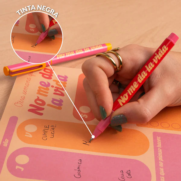 mano escribiendo en un calendario con el boli de no me da la vida con tinta negra