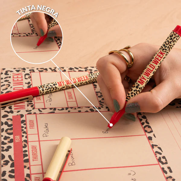 persona escribiendo en un planner con un boli de My wild week con estampado de leopardo