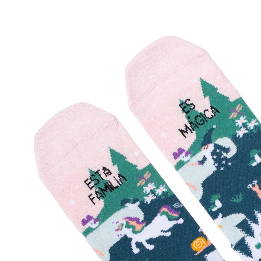 Detalle de la puntera de los calcetines con estampado de personajes de cuento y el mensaje "esta familia es mágica"