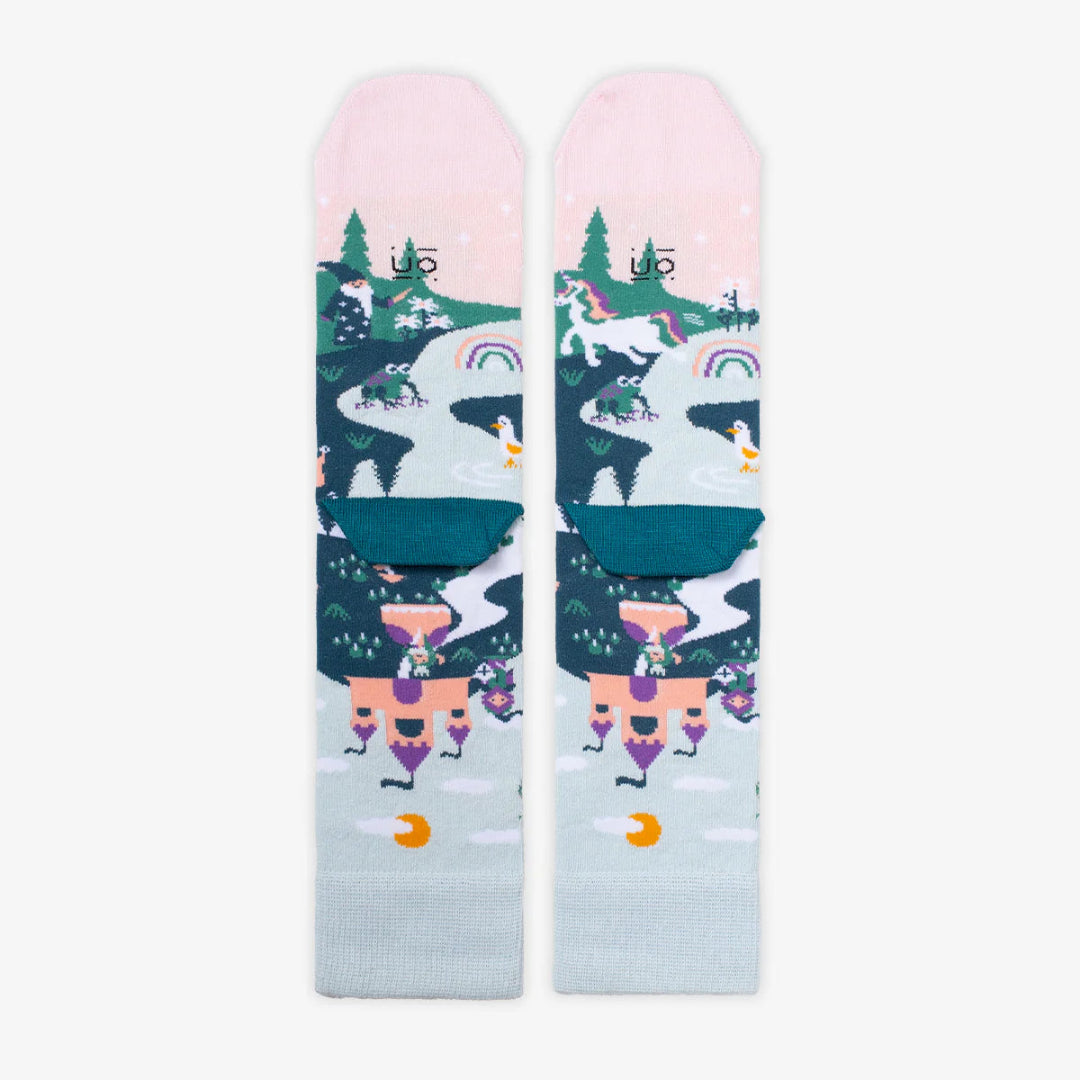 Parte trasera de los calcetines con estampado de personajes de cuento y el mensaje "esta familia es mágica"