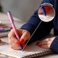 persona escribiendo en una libreta con el boli rosa de CIAO de fisura