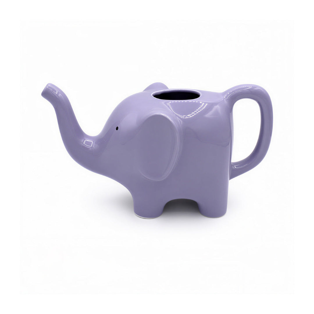 REgadera lila en forma de elefante sobre fondo blanco. 