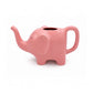 Regadera rosa en forma de elefante sobre fondo blanco. 