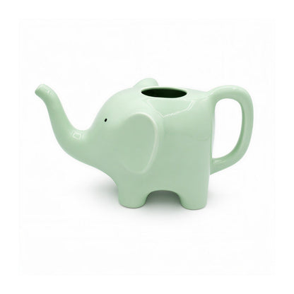 Regadera verde en forma de elefante sobre fondo blanco. 