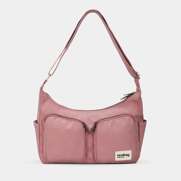 Parte delantera del bolso Emile de la marca Hindbag en color rosa donde se ven sus múltiples bolsillos tanto delanteros como laterales. 