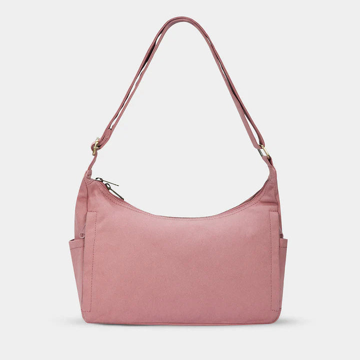 Parte trasera del bolsillo Emile de la marca Hindbag en color rosa donde se ven sus bolsillos traseros y laterales. 