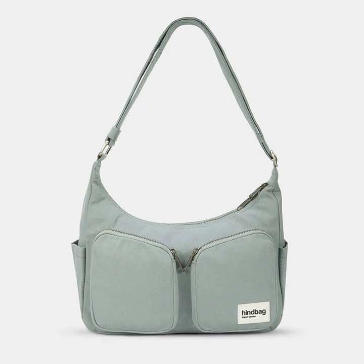 parte delantera del bolso Emile en salvia donde se ven los bolsillos delanteros.