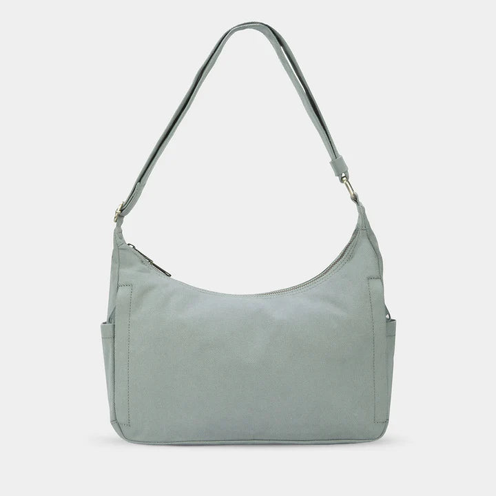 parte trasera del bolso Emile en salvia donde se ven los bolsillos delanteros.