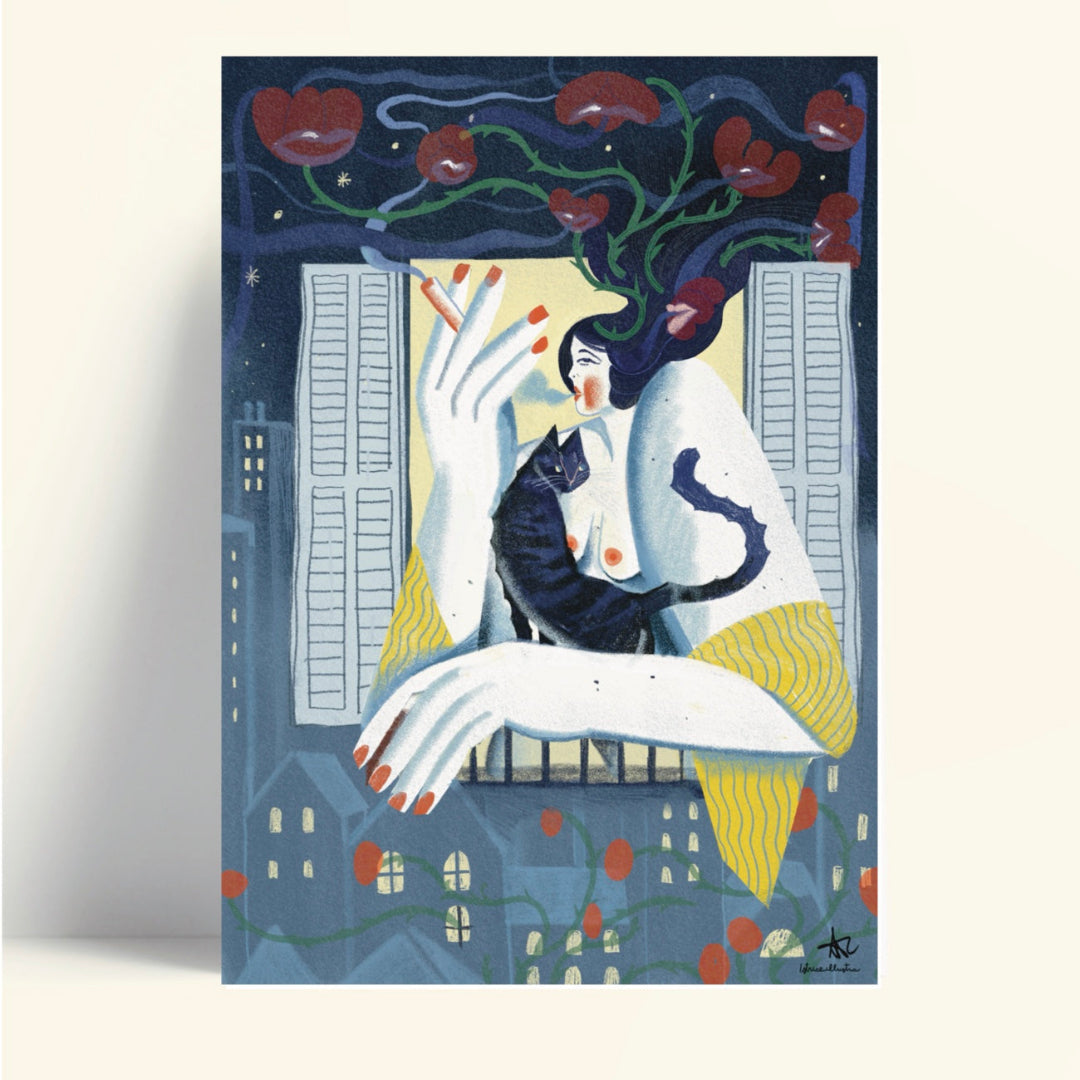 Ilustración de una mujer fumando asomada a una ventana de noche, con el pelo oscuro al viento lleno de flores y un gato negro en brazos