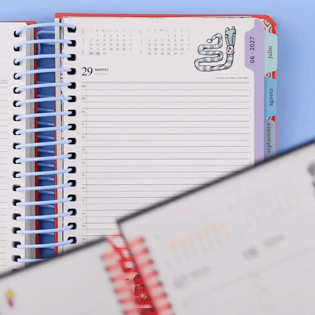 Detalle de página diaria de agenda 2027 Macanudo con ilustración de personaje y líneas para escribir