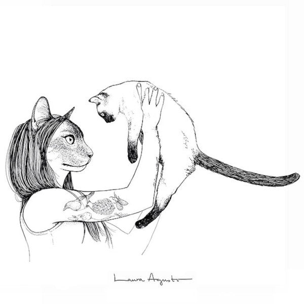 Print con ilustración de Laura Agustí de una chica tatuada en el brazo con cara de gato sosteniendo en el aire a un gato siamés