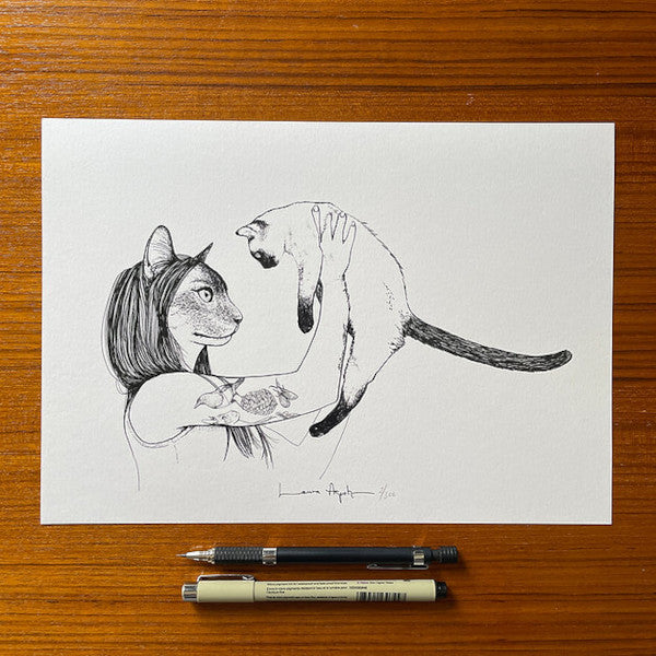 Print con ilustración de Laura Agustí de una chica tatuada en el brazo con cara de gato sosteniendo en el aire a un gato siamés sobre una mesa de madera