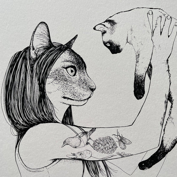Detalle de la print con ilustración de Laura Agustí de una chica tatuada en el brazo con cara de gato sosteniendo en el aire a un gato siamés