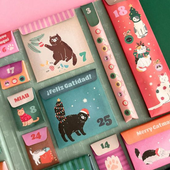 Bolsillos interiores del calendario de Adviento con 25 regalitos de temática gatuna perfecto para amantes de los gatos