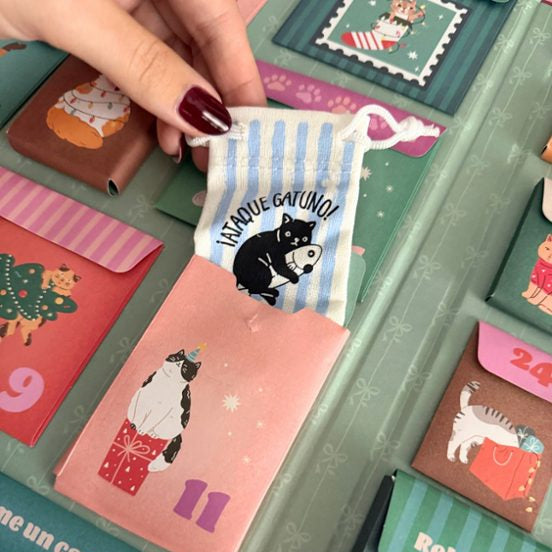Bolsillos interiores del calendario de Adviento con 25 regalitos de temática gatuna perfecto para amantes de los gatos