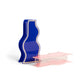Florero con forma abtracta en color azul klein con línea beige en el contorno