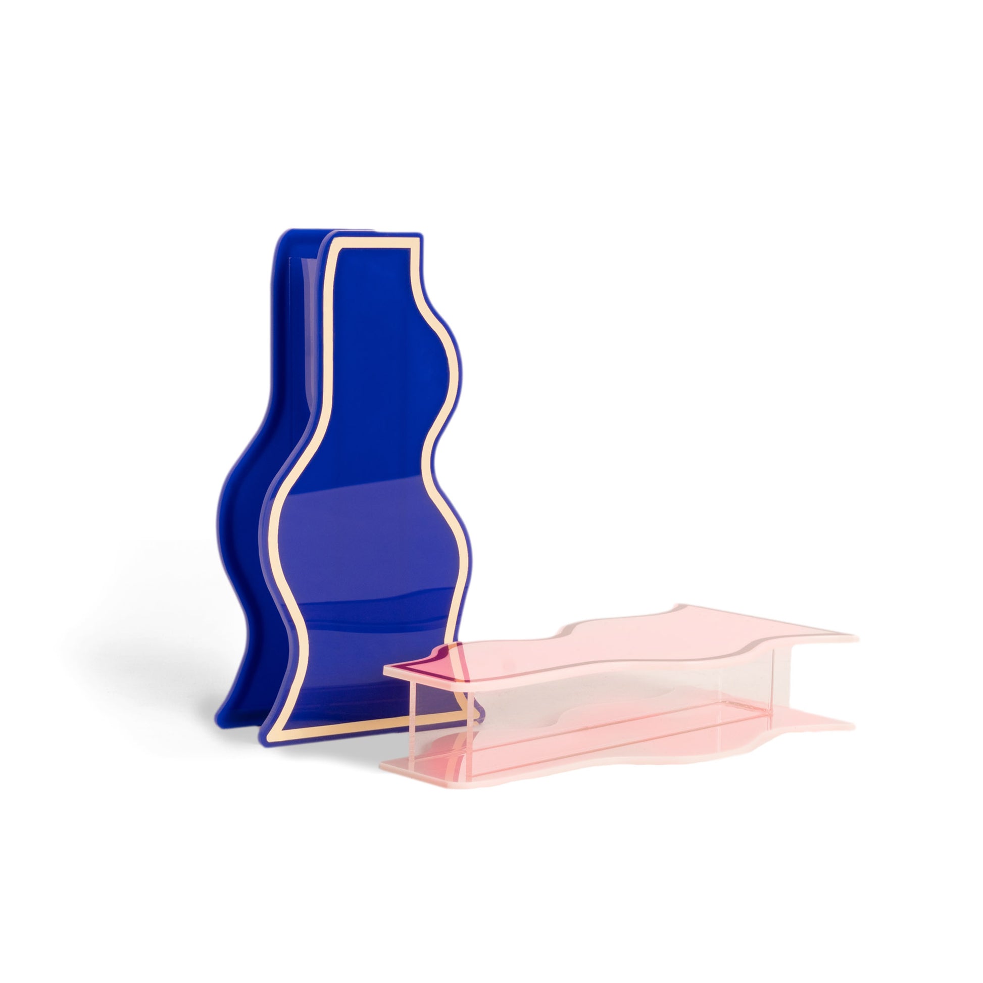 Florero con forma abtracta en color azul klein con línea beige en el contorno