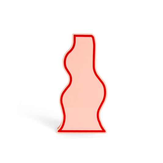 Florero rosa con forma abtracta en color rosa con línea roja en el contorno