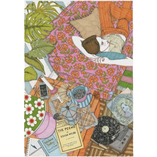 Ilustración de Ana Jarén con una chica tumbada en un sofá de flores escuchando música en vinilo