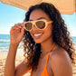 Mujer en la playa con bikini naranja y gafas de sol de montura amarillo vainilla y patillas con degradado