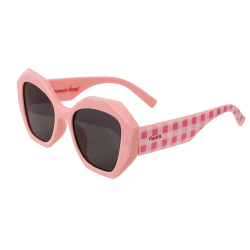 gafas de sol de montura rosa chicle y patillas con estampado de cuadros